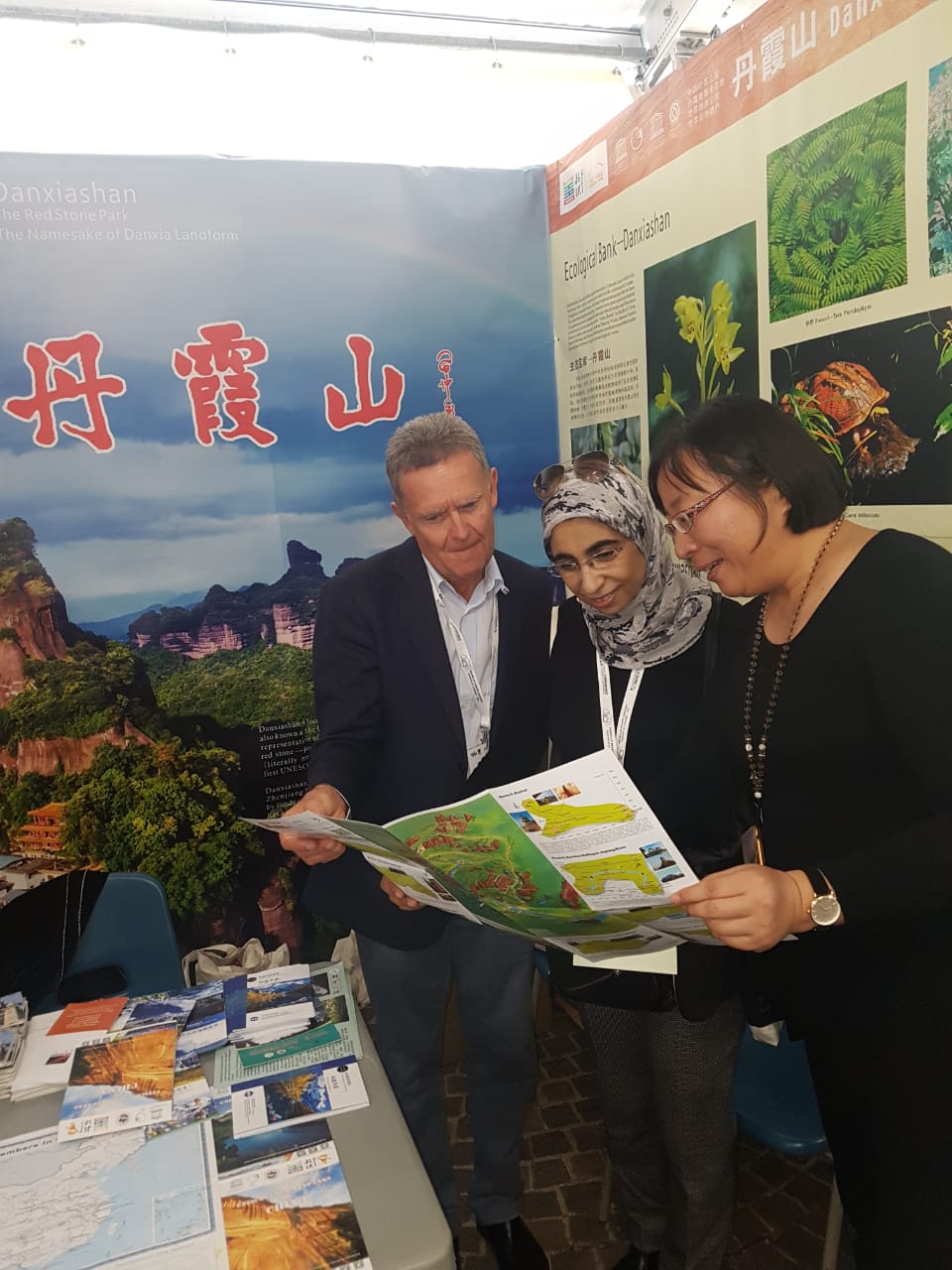 Visite de la délégation du Géoparc-Mgoun  au geofair ( lieu d'exposition de plusieurs geoparc)  organisé a l'occasion de la 8ème conférence internationale