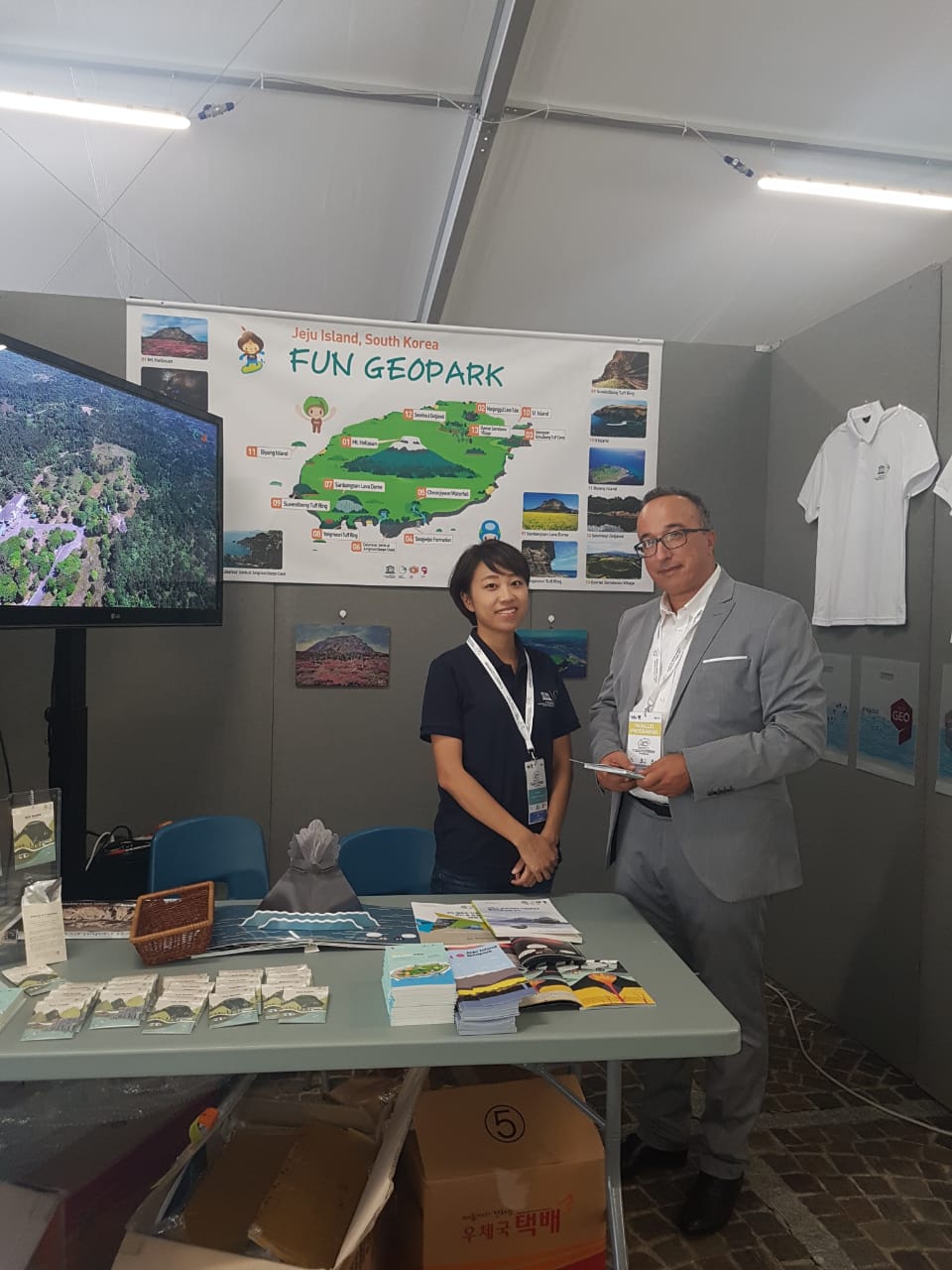 Visite de la délégation du Géoparc-Mgoun  au geofair ( lieu d'exposition de plusieurs geoparc)  organisé a l'occasion de la 8ème conférence internationale