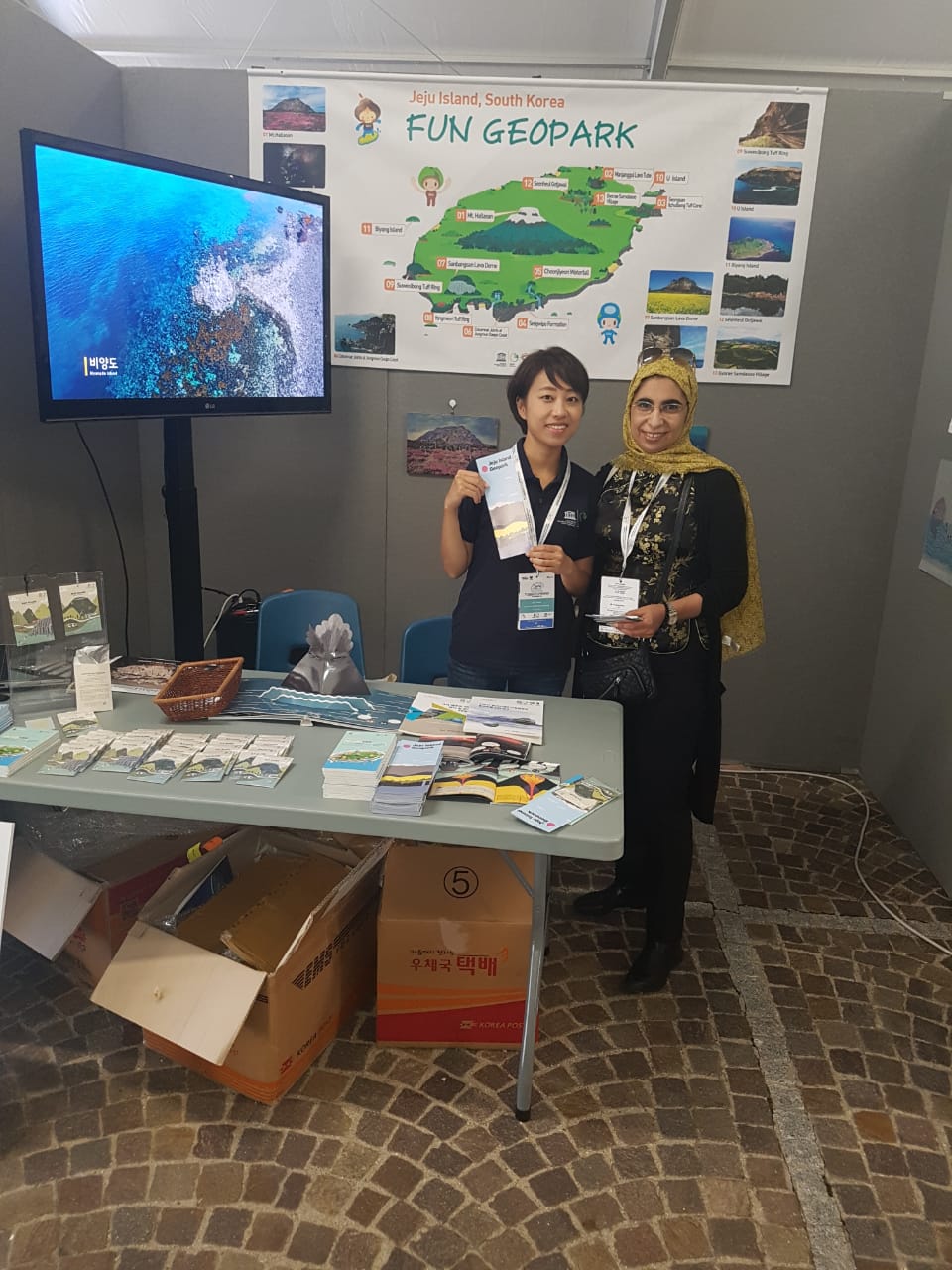 Visite de la délégation du Géoparc-Mgoun  au geofair ( lieu d'exposition de plusieurs geoparc)  organisé a l'occasion de la 8ème conférence internationale