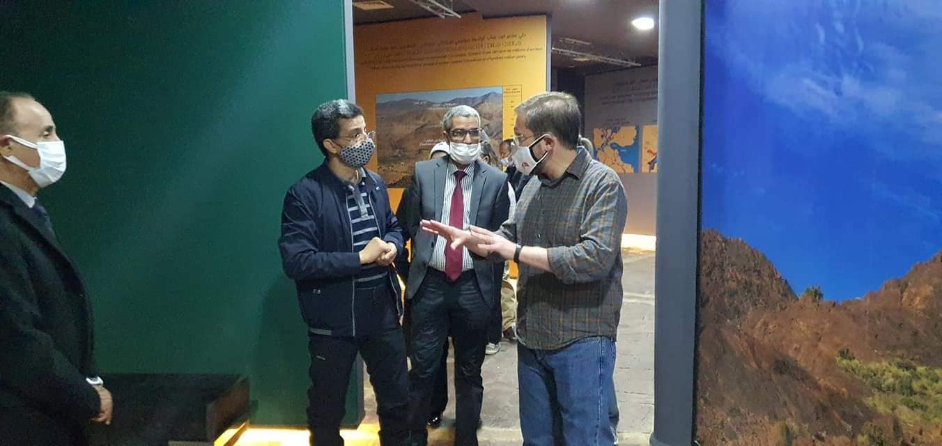 زيارة القائم بالأعمال بسفارة الولايات المتحدة الأمريكية بالمغرب لمتحف جيوبارك مكون